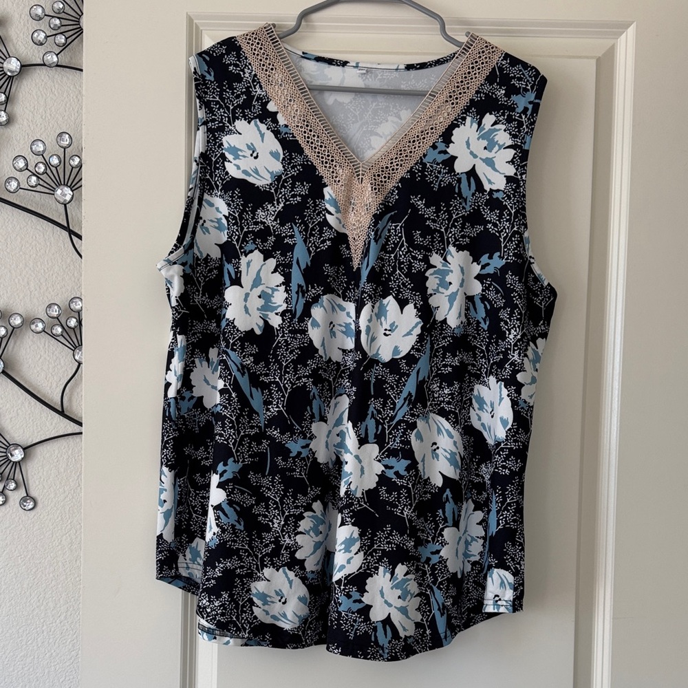 Amazon‎ Size 2XL Black, White and Blue Floral V-Neck Tank Top with Lace Trim